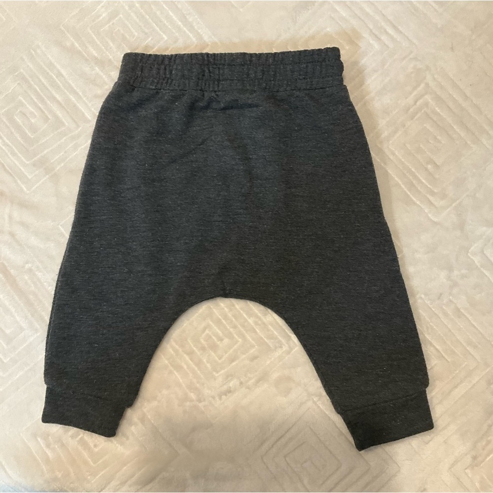 Baby Boys Harem Style Pants Sz 0-3 Months Charcoal Grey - Picture 2 of 3